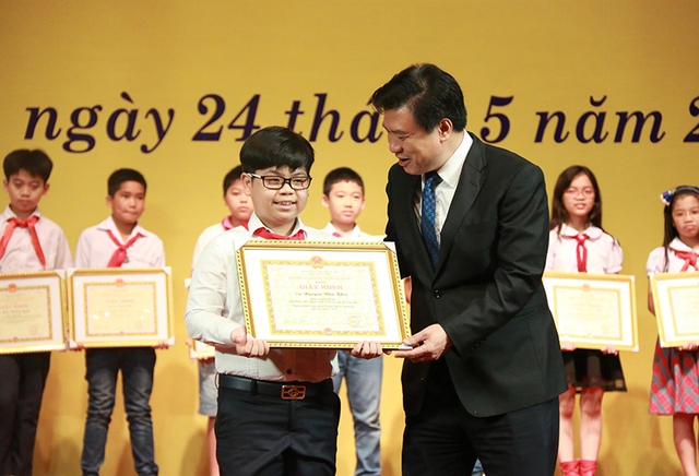 
Nguyễn Như Khôi được tuyên dương là một trong những học sinh giỏi tiêu biểu thủ đô năm học 2016-2017
