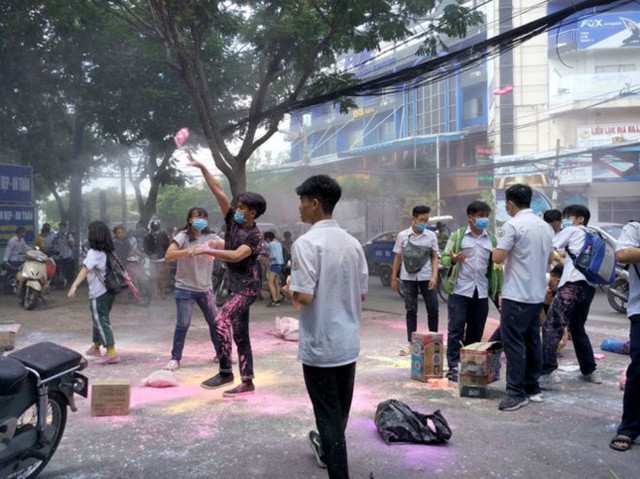
Học sinh ném bột màu vào cổng trường từ bên ngoài đường Thành Thái. Ảnh: Fanpage THPT Nguyễn Khuyến. 
