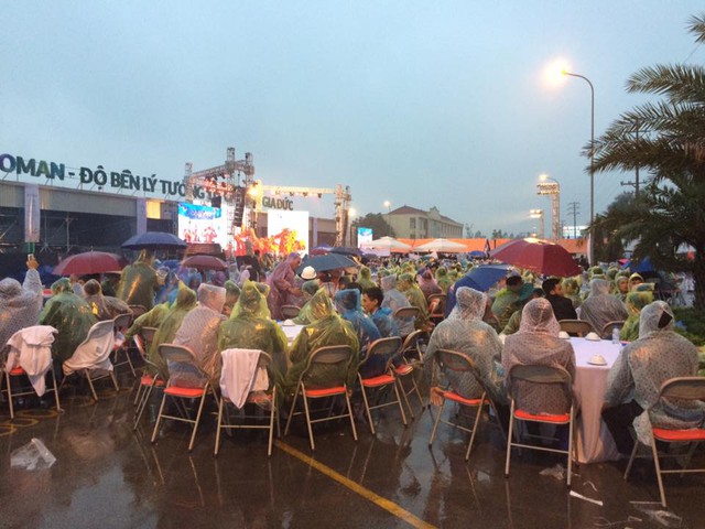 
Các khách mời mặc áo mưa, ăn cỗ cưới ở Hưng Yên. Ảnh: NVCC
