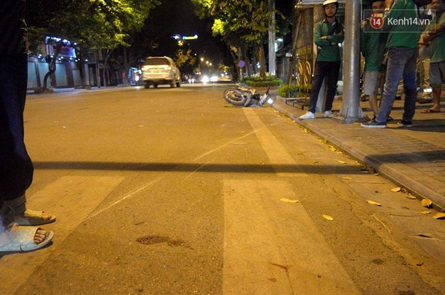 Vệt d&agrave;i c&ugrave;ng với đ&oacute; chiếc xe m&aacute;y của nạn nh&acirc;n văng ra xa.