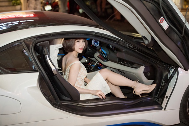 
Diệp Lâm Anh gây chú ý khi đến dự show thời trang của Vũ Thu Phương bằng siêu xe hơn 10 tỷ vào tối qua (26/5) tại Hà Nội.
