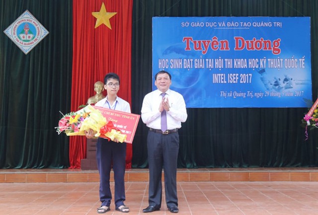 
Phạm Huy được Bí thư Tỉnh ủy Quảng Trị tặng thưởng vì thành tích chế tạo cánh tay robot, đoạt giải ba ở Mỹ. Ảnh: CTV.

