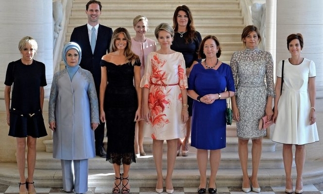 
Ông Gauthier Destenay (ngoài cùng bên trái hàng trên), bạn đời của thủ tướng Luxemburg, chụp ảnh chung với các phu nhân lãnh đạo thế giới tham dự hội nghị thượng đỉnh NATO tại Brussels - Ảnh: EPA
