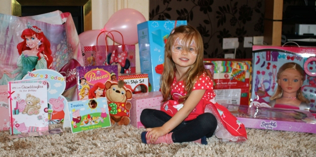 Phản ứng của trẻ với những m&oacute;n qu&agrave; c&oacute; thể khiến người kh&aacute;c bị tổn thương.