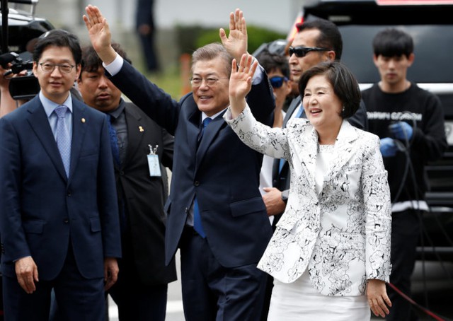 
Tổng thống Moon Jae In và phu nhân vẫy chào người dân sau lễ nhậm chức. Ảnh: Reuters.
