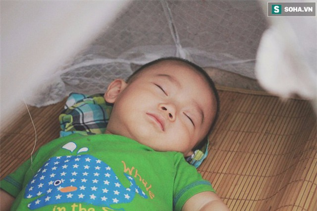 Đứa trẻ ngủ lề đường cùng bố mẹ mưu sinh mỗi ngày gây xôn xao mạng xã hội Việt - Ảnh 1.
