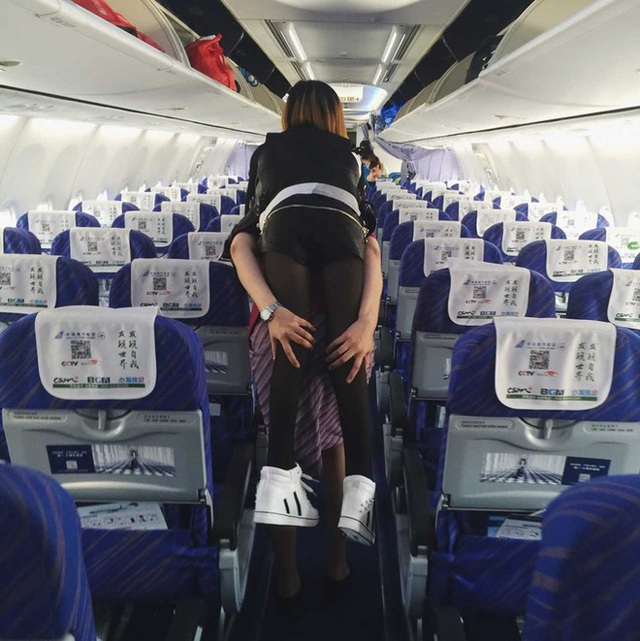 
Hành động đẹp của nữ tiếp viên hàng không đã nhận được vô số lời tán thưởng của các cư dân mạng.
