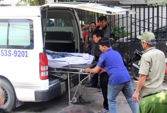 Thi thể nạn nh&acirc;n được đưa về nh&agrave; x&aacute;c. Ảnh: L&ecirc; Trai.