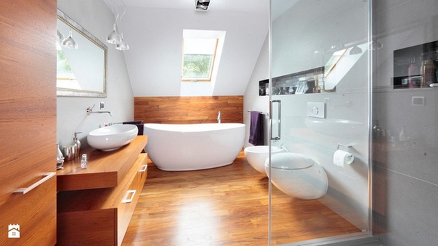 1. Khung cảnh của một căn phòng tắm tuyệt đẹp được thiết kế tận dụng ở tầng gác mái.