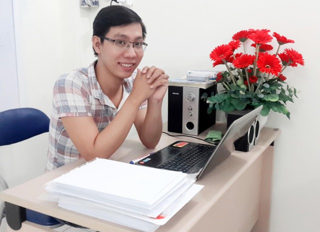 
Thầy gi&aacute;o Đặng B&aacute; Đạo kết hợp sở th&iacute;ch h&aacute;t bolero v&agrave;o qu&aacute; tr&igrave;nh dạy tiếng Anh. Ảnh: NVCC.
