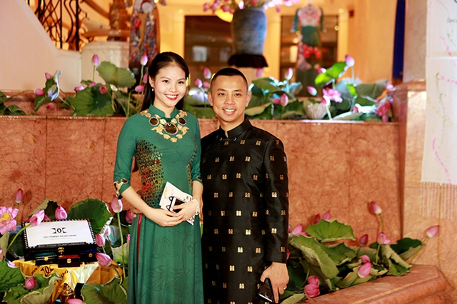 Tối 2/6, Chí Anh cùng bà xã Khánh Linh tham dự một sự kiện quảng bá văn hóa Việt Nam tại Hà Nội. Kiện tướng dancesport gây chú ý cho quan khách khi diện trang phục áo dài dát vàng khá cầu kỳ.