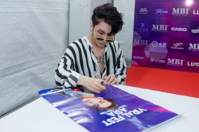 Tối 3/6, sau màn trình diễn tại đại nhạc hội Viral Fest Asia 2017, Sơn Tùng M-TP ở hậu trường ký tên lên tấm poster in hình anh.