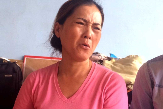 B&agrave; Nhung đau đớn, li&ecirc;n tục kh&oacute;c v&igrave; nhớ con trai. Ảnh: L&ecirc; Trai.