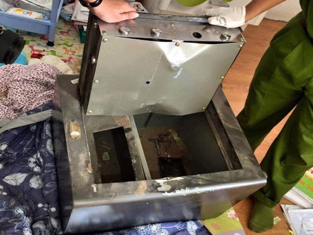 Em trai trộm k&eacute;t sắt của chị g&aacute;i. H&igrave;nh minh họa