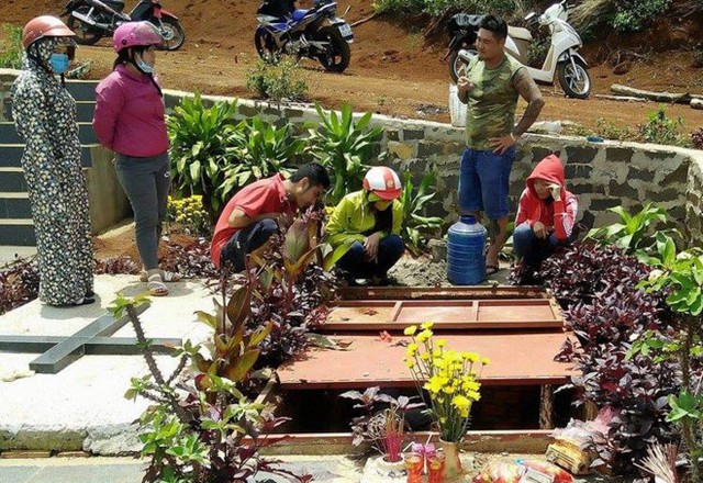 Nh&oacute;m từ thiện ch&ocirc;n cất thi thể ch&aacute;u b&eacute;. Ảnh: CTV.

&ldquo;Thi thể b&eacute; g&aacute;i được cuốn trong một chiếc chăn nhỏ, đặt s&aacute;t bụi cỏ lớn. Ch&aacute;u b&eacute; c&oacute; thể đ&atilde; tử vong khoảng 2-3 ng&agrave;y trước&rdquo;, &ocirc;ng Lục n&oacute;i.

Theo &ocirc;ng Lục, c&aacute;ch đ&acirc;y một v&agrave;i ng&agrave;y đ&atilde; nh&igrave;n thấy c&aacute;i chăn nhưng nghĩ l&agrave; bịch r&aacute;c, n&ecirc;n kh&ocirc;ng để &yacute;.

Ngay sau khi tiếp nhận th&ocirc;ng tin, cơ quan chức năng đ&atilde; kh&aacute;m nghiệm hiện trường điều tra nguy&ecirc;n nh&acirc;n vụ việc. Hiện thi thể b&eacute; g&aacute;i đ&atilde; được một c&acirc;u lạc bộ từ thiện tr&ecirc;n địa b&agrave;n thị x&atilde; Gia Nghĩa đưa về ch&ocirc;n cất.




Khu vực phường Nghĩa T&acirc;n nơi xảy ra sự việc. Ảnh: Google Maps.

