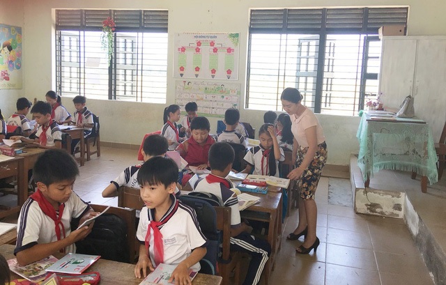 Cô giáo Nguyễn Thị Tuyến trong một buổi học cùng học sinh của mình - (Ảnh: NVCC)
