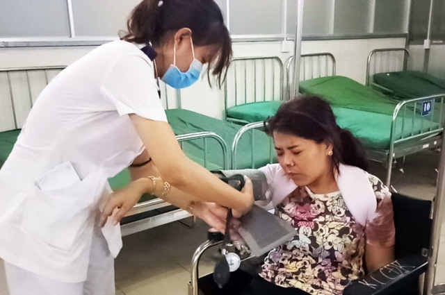 Bác sĩ thăm khám cho nạn nhân Nguyễn Thị Diệu. Ảnh: Ngọc An.