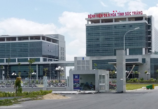 Bệnh viện đa khoa S&oacute;c Trăng. Ảnh: Việt Tường.

C&ocirc;ng an S&oacute;c Trăng đang điều tra, ch&uacute;ng t&ocirc;i chưa r&otilde; v&igrave; sao &ocirc;ng ấy l&ecirc;n được n&oacute;c thang m&aacute;y v&agrave; thiệt mạng, một c&aacute;n bộ c&oacute; tr&aacute;ch nhiệm n&oacute;i.

Theo nguồn tin của Zing.vn, nạn nh&acirc;n hơn 40 tuổi, được cho đ&atilde; say rượu trước khi tắt thở. &Ocirc;ng n&agrave;y kh&ocirc;ng phải bệnh nh&acirc;n m&agrave; l&agrave; người b&ecirc;n ngo&agrave;i, v&agrave;o bệnh viện rồi t&igrave;m c&aacute;ch tr&egrave;o l&ecirc;n n&oacute;c thang m&aacute;y v&agrave; thiệt mạng.




 


 
Bệnh viện đa khoa S&oacute;c Trăng ở TP S&oacute;c Trăng. Ảnh: Google Maps.