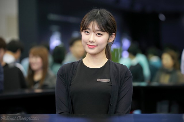 An Yoojung (22 tuổi) là một trong những cô gái bất ngờ nổi tiếng trên mạng xã hội xứ Hàn. Năm 2015, khi làm nhân viên lễ tân cho hãng Mercedes-Benz tại Seoul Motor Show, vẻ ngoài xinh đẹp của cô đã lấn át cả dàn PG của hãng. Khoảnh khắc dịu dàng tạo dáng trước ống kính của 9X từng trở thành đề tài bàn tán sôi nổi.