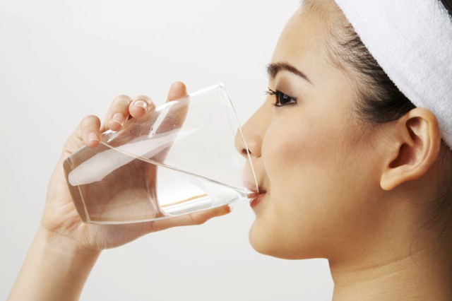 
Uống nhiều nước trước khi đi ngủ sẽ gây ra nhiều tác hại với cơ thể. Ảnh: Health.
