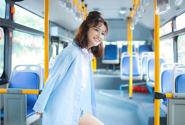 
Thanh Vy sinh năm 1992, quê Bến Tre. Hiện nay đang sống và làm việc tại thành phố Hồ Chí Minh. Gần đây, cô được cư dân mạng quan tâm vì những hình ảnh mới trên xe buýt.
