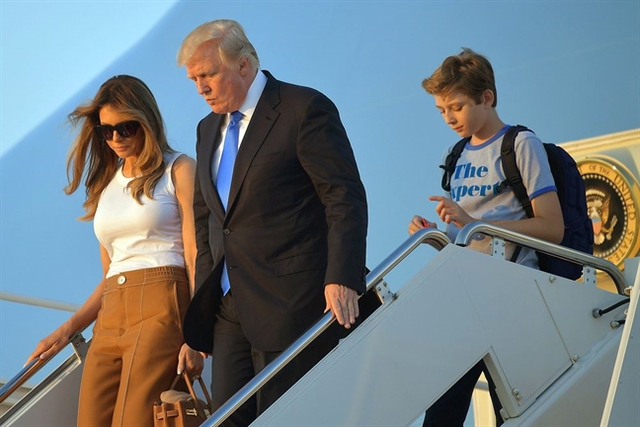 
Tổng thống Donald Trump hộ tống vợ con về Nhà Trắng.
