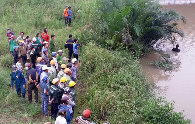 Người dân theo dõi cảnh sát tìm kiếm bé Hoàng. Ảnh: Thái Linh.

Một lúc sau, nhóm bạn đi cùng không thấy Hoàng nên hốt hoảng, chạy lên bờ cầu cứu. Người dân sống gần đó chạy tới nhưng không tìm thấy bé trai.

Nhận tin báo, người nhái thuộc lực lượng Cảnh sát PCCC TP.HCM đã có mặt tại hiện trường triển khai phương án tìm kiếm.

“Tôi hay ra gầm cầu ngủ trưa, thấy các em tắm sông sâu nguy hiểm nên cũng hay nhắc. Trưa nay tôi về nhà sớm hơn thường ngày nên biết sự việc khi quá muộn, một người dân chia sẻ.

Nghe tin Hoàng bị đuối nước, người thân của em chạy đến hiện trường gào khóc thảm thiết.

Đến 18h cùng ngày, thi thể nạn nhân đã được tìm thấy. Công an quận 9 đang hoàn tất các thủ tục để bàn giao bé cho gia đình đưa về an táng.




Vị trí gần nơi bé Hoàng bị đuối nước. Ảnh: Google Maps.

