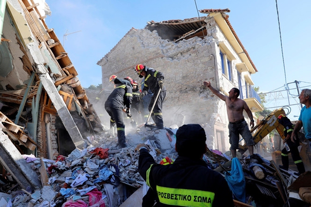 
Lực lượng cứu hộ tìm kiếm nạn nhân sống sót trong đống đổ nát trên đảo Lesbos của Hy Lạp sau trận động đất ngày 12/6
