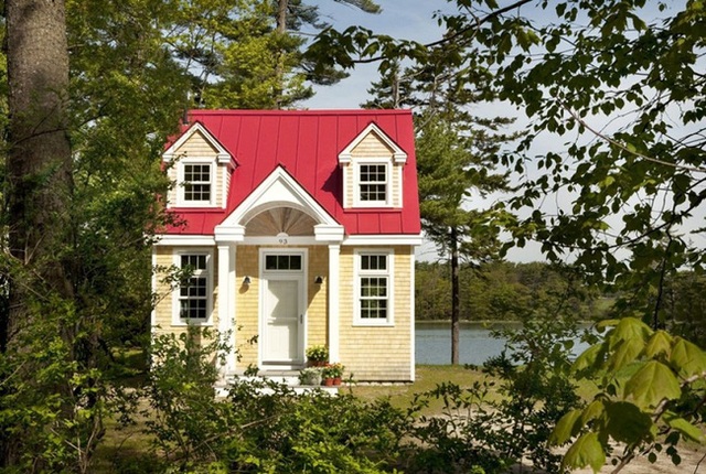 1. Nằm trong một khu rừng xanh mát, ngôi nhà nhỏ xinh xắn với mái nhà màu đỏ này có tầm nhìn tuyệt đẹp. Ngôi nhà bao gồm nhà bếp đầy đủ tiện nghi, phòng tắm, phòng khách, khu ngủ nghỉ, lò sưởi và một gác xép bên dưới.