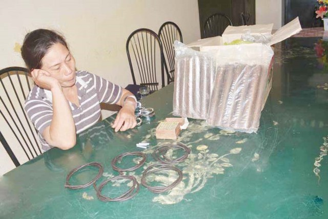 
B&agrave; K&iacute;nh c&ugrave;ng tang vật vụ &aacute;n. Ảnh: Bi&ecirc;n ph&ograve;ng cung cấp.

