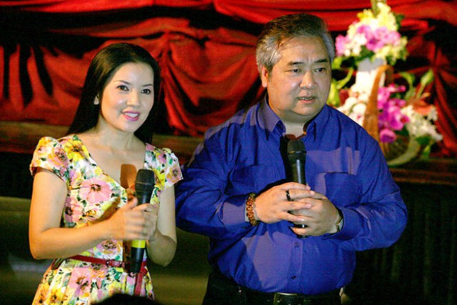 
Ngọc Trinh và nguyên giám đốc Nhà hát Kịch TP.HCM trong ngày ra mắt nhóm kịch.
