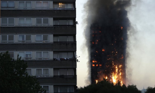 
Khói lửa bốc lên từ tòa nhà Grenfell Tower ở London, Anh, sáng ngày 14/6. Ảnh: AP.
