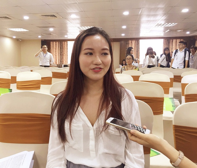 
Phương Anh góp mặt trong buổi Họp báo Toàn quốc của tổ chức VietAbroader ngày 14/6 tại Hà Nội với vai trò diễn giả (Ảnh: Lệ Thu)

