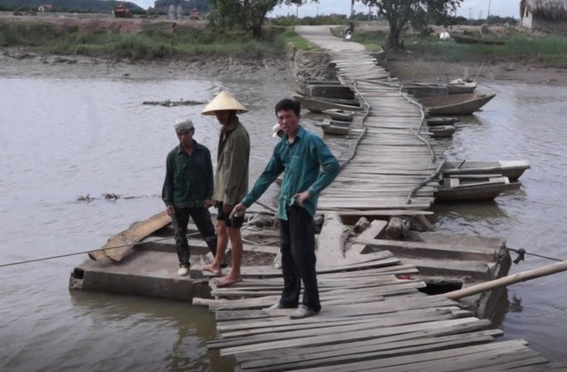 
Cầu phao nơi bố con anh Minh tử vong. Ảnh: Nguyễn Dương.
