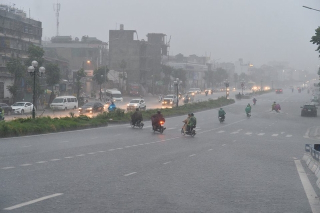 Cơn mưa lớn chiều tối qua làm nhiều tuyến phố Hà Nội ngập và tắc