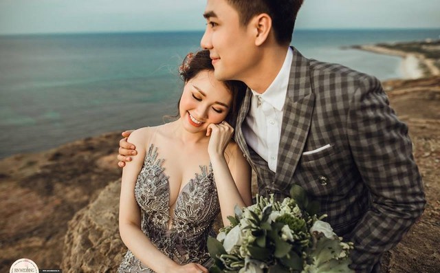 Chiều 19/6, những hình ảnh ngọt ngào trong album cưới của ca sĩ Huy Nam và cô dâu Hiền Vy tại đảo Lý Sơn đã được công bố. Cặp đôi vừa hoàn thành bộ ảnh này vào hôm 17/6.