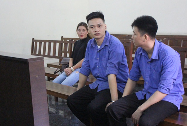 
Bị c&aacute;o Nguyễn Tấn Vũ (ở giữa) v&agrave; c&aacute;c đồng phạm tại t&ograve;a.
