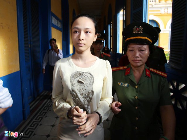 
Bị cáo Trương Hồ Phương Nga bị áp giải đến tòa sáng nay. Ảnh: Hải An.
