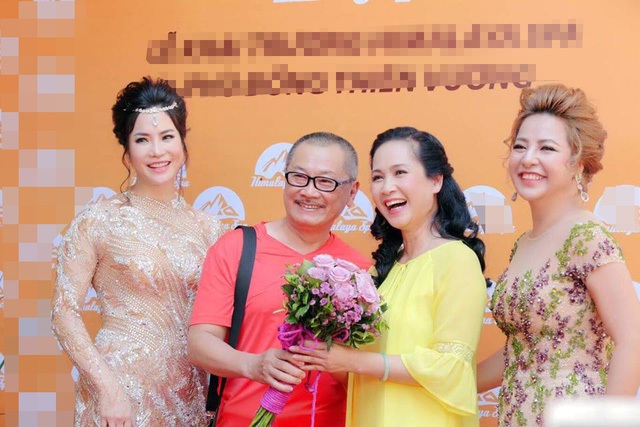 Mẹ chồng Lan Hương và bố chồng Trần Đức trong một sự kiện khai trương spa tại Hà Nội.