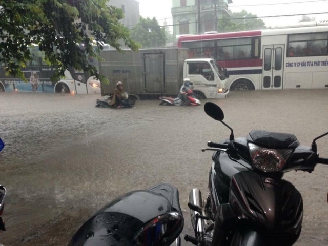 Mưa gây ngập gần hết bánh xe máy ở TP Thái Nguyên. Ảnh: Thái Nguyên City.