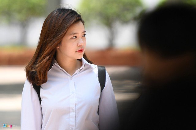 
9X là cựu học sinh trường THPT Phan Đình Phùng (quận Ba Đình, Hà Nội) rạng rỡ rời điểm thi sau khi kết thúc 3 môn thuộc tổ hợp Khoa học xã hội vào sáng nay (24/6). Ảnh: Tiến Tuấn.
