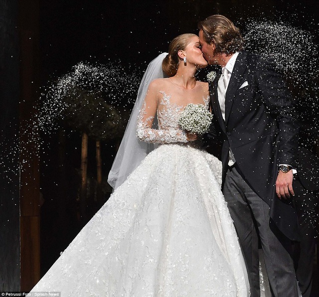 
Victoria Swarovski đang là cái tên gây sốt của truyền thông thế giới nhờ đám cưới xa hoa bạc tỉ của mình.
