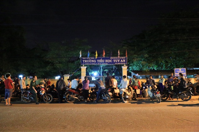 Rạng sáng 26/6, hàng trăm phụ huynh đã tập trung trước cổng trường Tiểu học Tuy An, phường An Phú, thị xã Thuận An chờ nộp hồ sơ xin vào lớp 1 cho con.