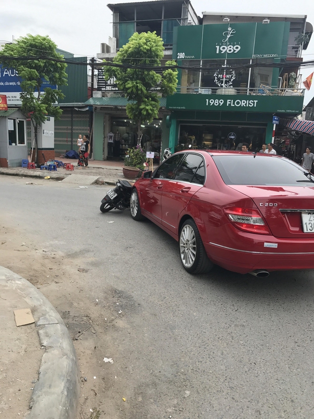
Theo thông tin được chia sẻ, người giống Châu Việt Cường điều khiển ô tô va chạm với một xe máy.
