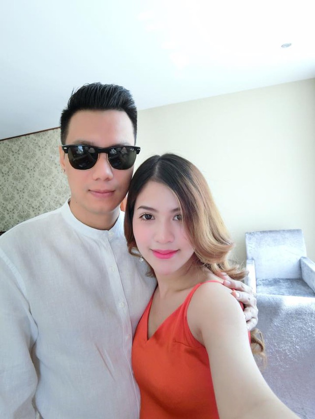 
Việt Anh và cô vợ xinh đẹp Hương Trần.
