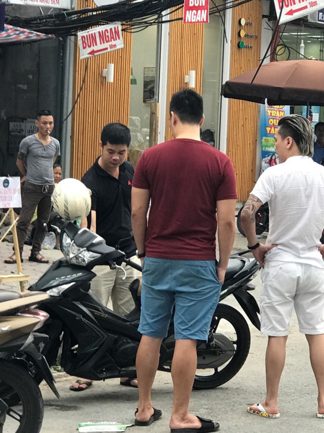 
Châu Việt Cường (áo trắng) to tiếng với người điều khiển xe máy (áo đen) sau vụ va chạm. Ảnh: Facebook.
