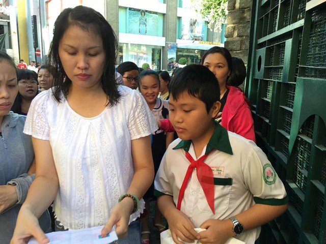 Đưa con tới trường thi, nhiều phụ huynh còn căng thẳng hơn cả thí sinh