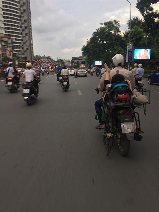 Khoảnh khắc tr&ecirc;n phố H&agrave; Nội khiến người ta vừa thương vừa giận - Ảnh 1.