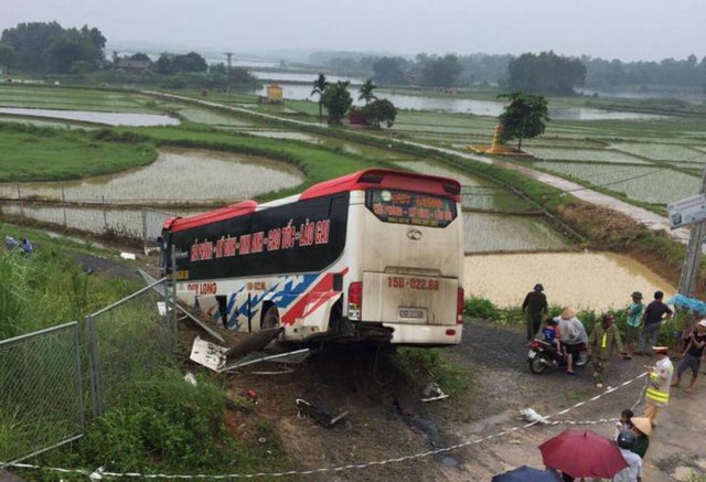 Chiếc xe kh&aacute;ch lao xuống r&atilde;nh đường c&oacute; độ s&acirc;u khoảng 6 m. Ảnh: Viết Mai.