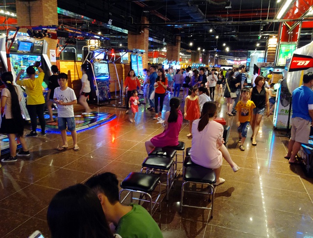 
Hàng trăm khách chen nhau tại khu vực vui chơi giải trí trong một TTTM lớn.
